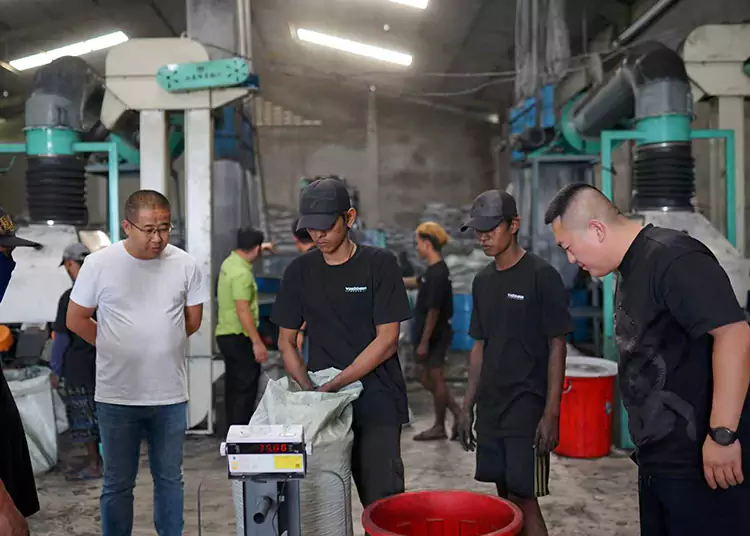 Ausführlicher Werksbesuch indonesischer Kunden für Kokosnussschalen-Aktivkohle: Zeuge der Produktionsstärke und der Aufrichtigkeit der Zusammenarbeit